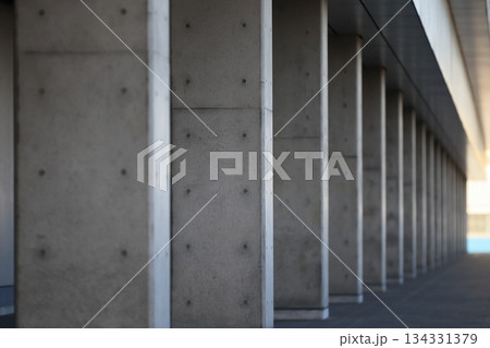 連続するコンクリート打ち放しの柱 134331379