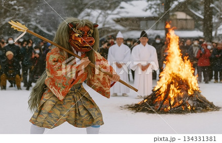 雪の神社で行われる伝統神楽と火祭り 雪の神社で行われる伝統神楽と火祭り 134331381