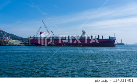 造船クレーンと造船中のタンカーを望む呉港の造船所風景 造船クレーンと造船中のタンカーを望む呉港の造船所風景 134331401