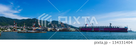 造船クレーンが立ち並ぶ広島県呉港の造船所風景 134331404