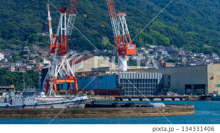 造船クレーンが立ち並ぶ広島県呉港の造船所風景 造船クレーンが立ち並ぶ広島県呉港の造船所風景 134331406