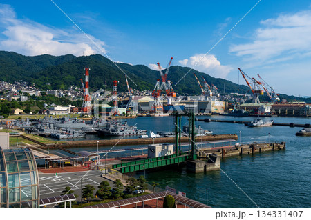 自衛艦と作業船が停泊する広島県呉港の軍港風景 自衛艦と作業船が停泊する広島県呉港の軍港風景 134331407