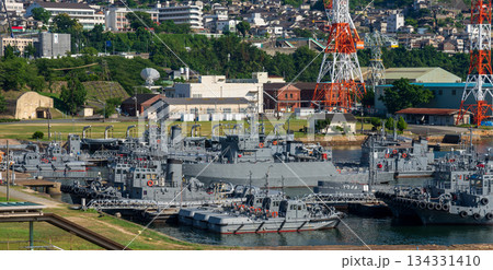自衛艦と作業船が停泊する広島県呉港の軍港風景 134331410