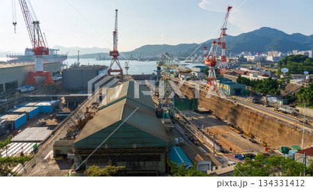 造船クレーンが立ち並ぶ広島県呉港の造船所風景 造船クレーンが立ち並ぶ広島県呉港の造船所風景 134331412