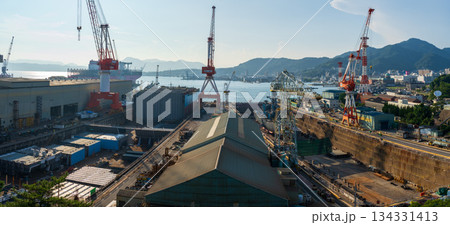 造船クレーンが立ち並ぶ広島県呉港の造船所風景 134331413