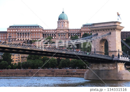 ハンガリー、ブダベストのドナウ川クルーズ船から見たセーチェーニ鎖橋とブダ城 ハンガリー、ブダベストのドナウ川クルーズ船から見たセーチェーニ鎖橋とブダ城 134331516