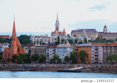 ハンガリー、ブダベストのドナウ川クルーズ船から見たブダ城地区と周辺の街並み 134331517