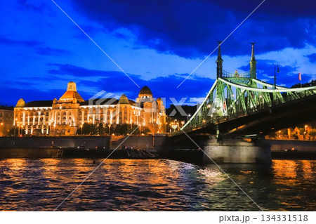 ハンガリー、ブダベストのドナウ川クルーズ船から見た自由橋及びブダペストの街並みとその夜景 ハンガリー、ブダベストのドナウ川クルーズ船から見た自由橋及びブダペストの街並みとその夜景 134331518