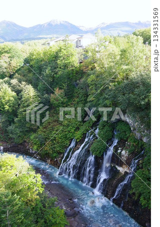 北海道美瑛町 白ひげの滝と初冠雪の美瑛岳 北海道美瑛町 白ひげの滝と初冠雪の美瑛岳 134331569