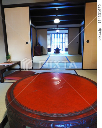 奈良県　ならまち格子の家　奥行きのある日本間　11月 134331670