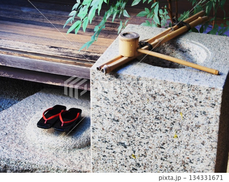 奈良県　ならまち格子の家　塗下駄が置かれた三和土　11月 134331671