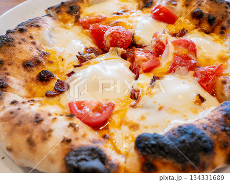 スパイシーなディアブロのナポリピッツァ 134331689