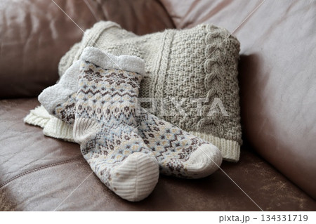ソファーの上に置いたブランケットと温かソックス 134331719