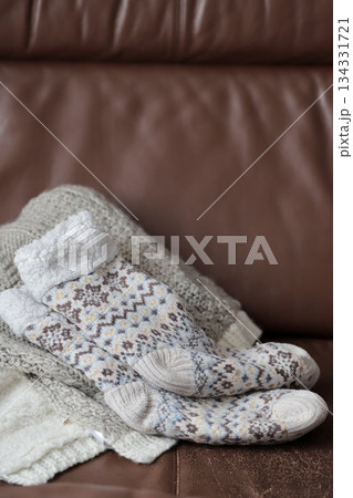 ソファーの上に置いたブランケットと温かソックス 134331721