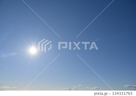 青空 太陽 光芒 冬の空 12月 素材 【神奈川県 三浦市】 134331765