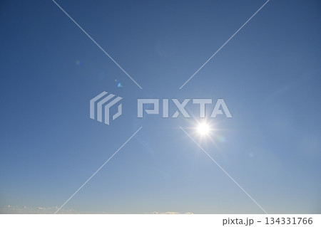 青空 太陽 光芒 冬の空 12月 素材 【神奈川県 三浦市】 134331766