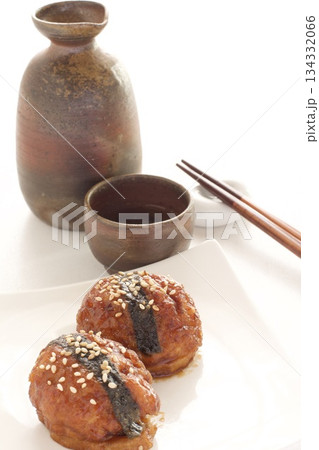 つまみの鶏つくねと日本酒 つまみの鶏つくねと日本酒 134332066