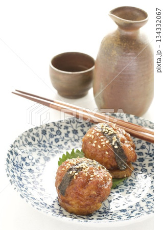 つまみの鶏つくねと日本酒 つまみの鶏つくねと日本酒 134332067