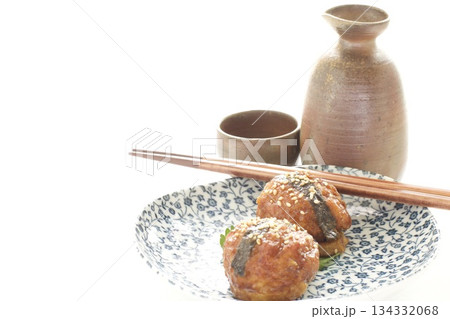 つまみの鶏つくねと日本酒 134332068