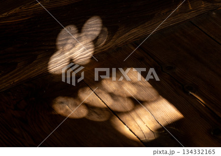 年月にさらされた古い板目模様 134332165