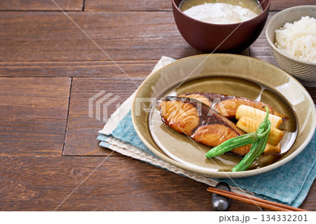 鰤(ブリ)の照り焼きの和定食 鰤(ブリ)の照り焼きの和定食 134332201