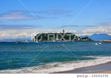 打ち寄せる波とサーファーの賑わいと… 『江ノ島』 134332370