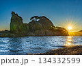 浄土ヶ浜を照らす朝日 134332599