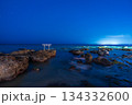 夜の静けさの海際に建つ鳥居 134332600