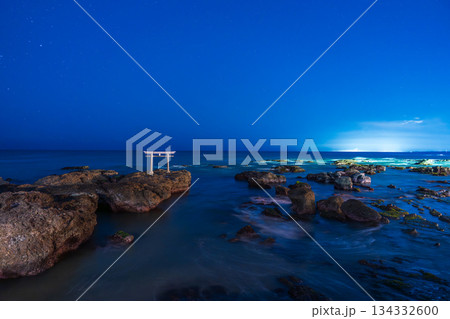 夜の静けさの海際に建つ鳥居 夜の静けさの海際に建つ鳥居 134332600