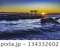 朝日をうける神磯の鳥居 134332602