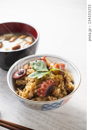 たこ飯となめこの味噌汁 134333255