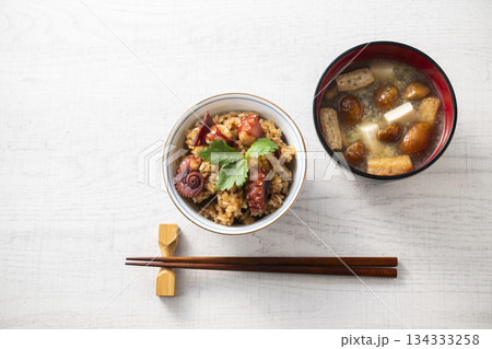 たこ飯となめこの味噌汁 134333258