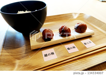 コシヒカリのご飯と梅干の食べ比べ三種類セット コシヒカリのご飯と梅干の食べ比べ三種類セット 134334007