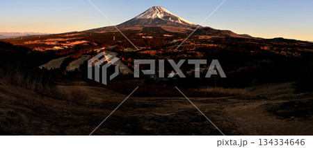愛鷹山塊の越前岳の十里木高原展望台より望む朝日に染まる富士山のパノラマ写真 愛鷹山塊の越前岳の十里木高原展望台より望む朝日に染まる富士山のパノラマ写真 134334646