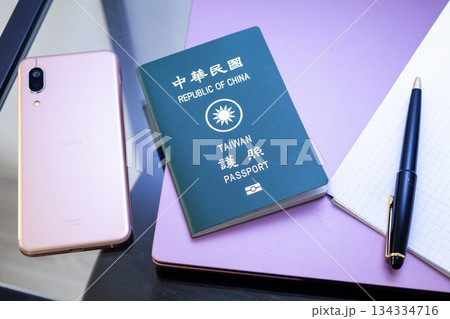 空港の椅子に置かれた台湾のパスポート 134334716