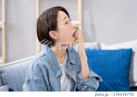 あくびをする女性 134334770