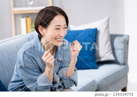 応援する女性　スポーツ観戦 134334772