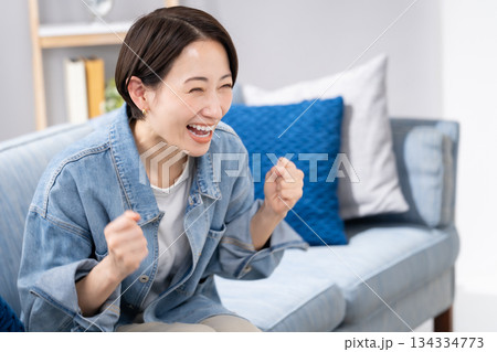 応援する女性　スポーツ観戦 134334773