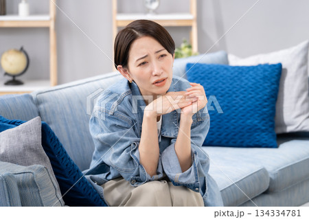 がっかりする女性 スポーツ観戦 がっかりする女性 スポーツ観戦 134334781