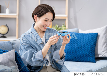 女性　車　笑顔 134334782