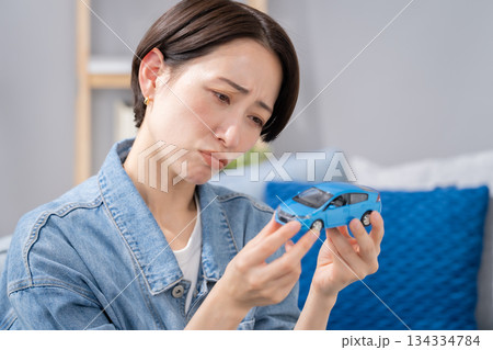 女性　車　悩む 134334784