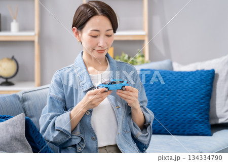 女性　車　笑顔 134334790