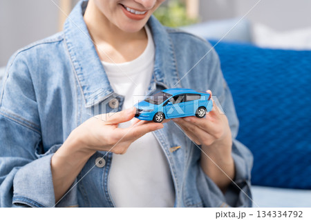 女性　車　手元 134334792