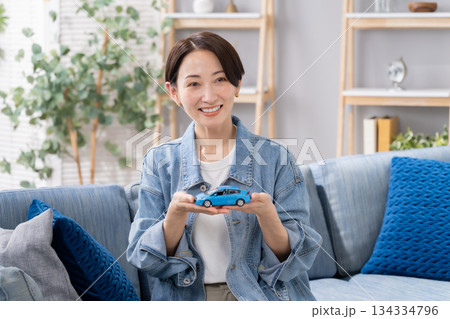 女性　車　笑顔 134334796