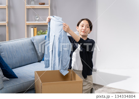 女性　服　ダンボール 134334804
