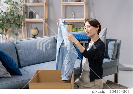 女性　服　ダンボール 134334805