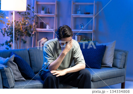 悩む男性 134334808