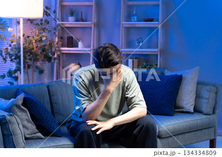 悩む男性 悩む男性 134334809