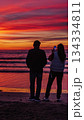 silhouette of a couple on the beach 134334811