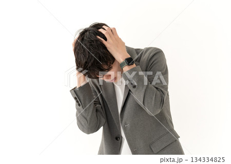 カジュアルビジネス　男性　悩む 134334825